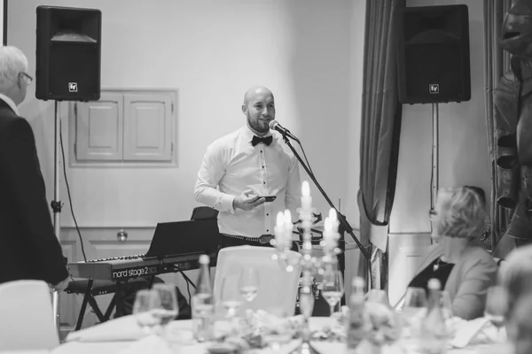 Malte Witt bei einer Rede auf einer Hochzeit