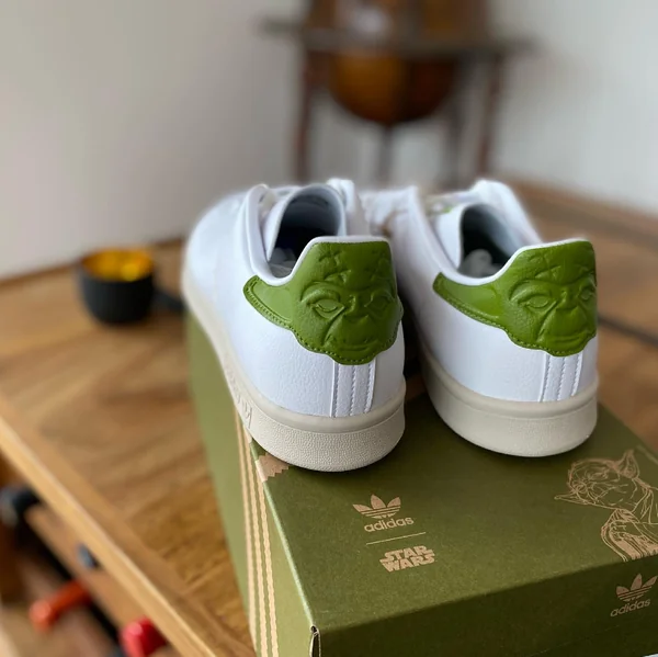 Adidas Sneaker mit Yoda-Design